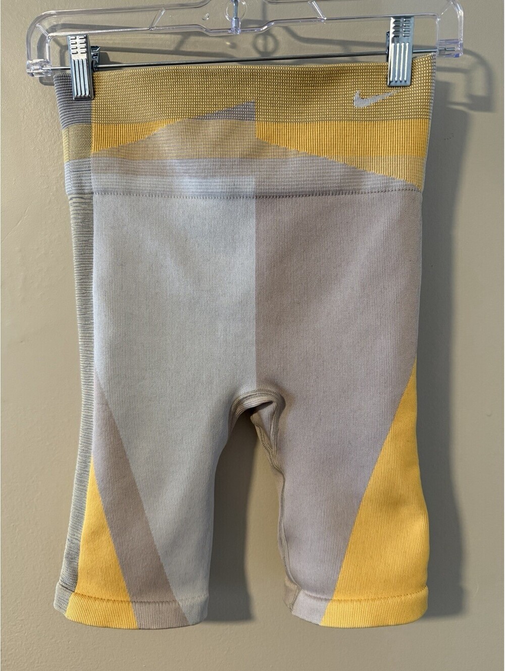 Nike Womens Icon Clash Seamless Stretch Athletic Gym Workout Shorts Size Is M